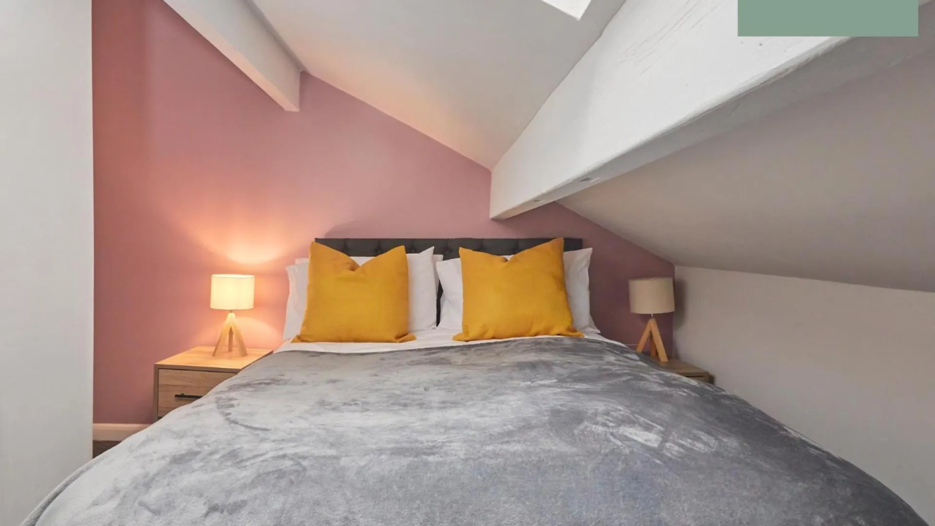 Big 4Bedroom Bradford House With 6 Beds With Parking By Purestay- 7 Night Min! 0*, Брадфорд Великобритания