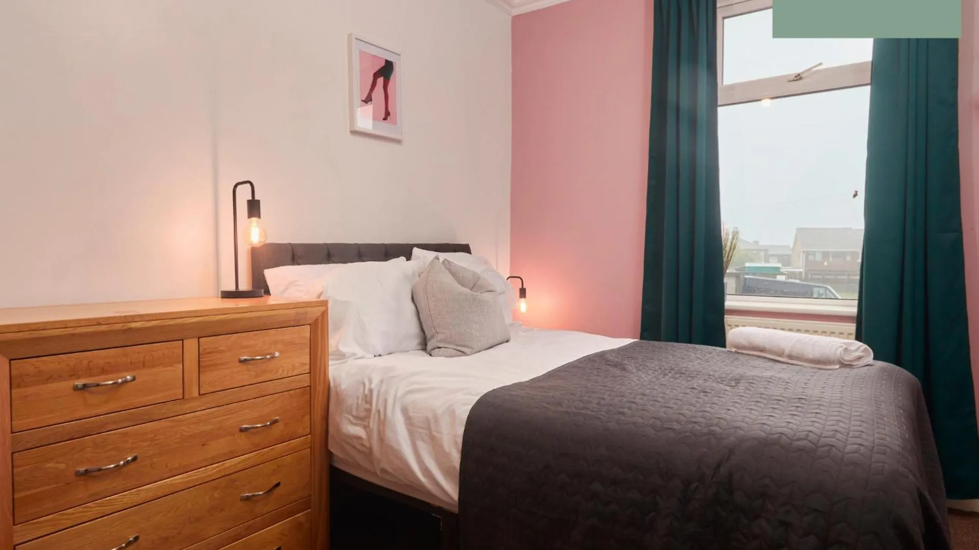 Big 4Bedroom Bradford House With 6 Beds With Parking By Purestay- 7 Night Min! Дом отдыха Брадфорд