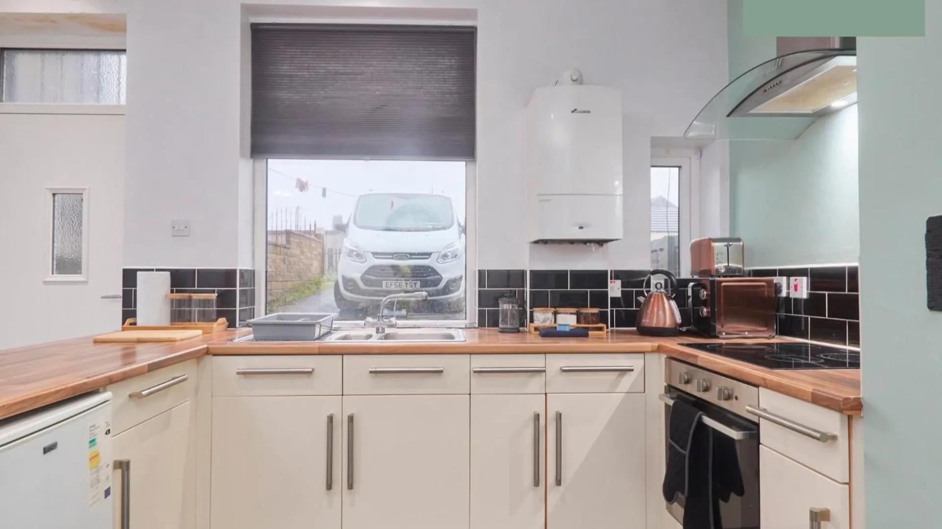 Big 4Bedroom Bradford House With 6 Beds With Parking By Purestay- 7 Night Min! Дом отдыха Брадфорд