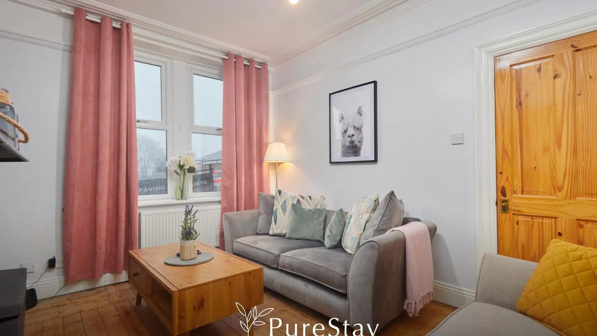 Big 4Bedroom Bradford House With 6 Beds With Parking By Purestay- 7 Night Min! 0*, Брадфорд